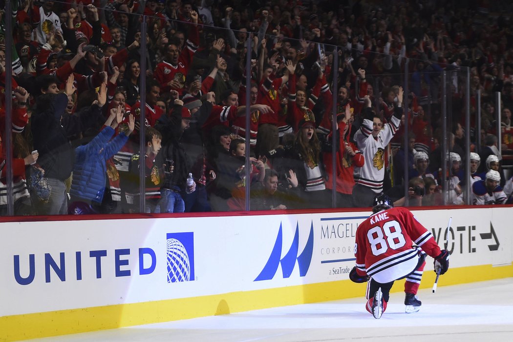 Patrick Kane si proti Oilers připsal gól a tři asistence.