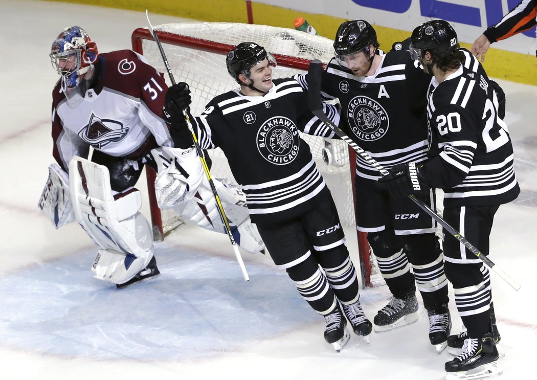 Veterán Duncan Keith (2) rozhodl, šance Chicaga na play off stále žijí