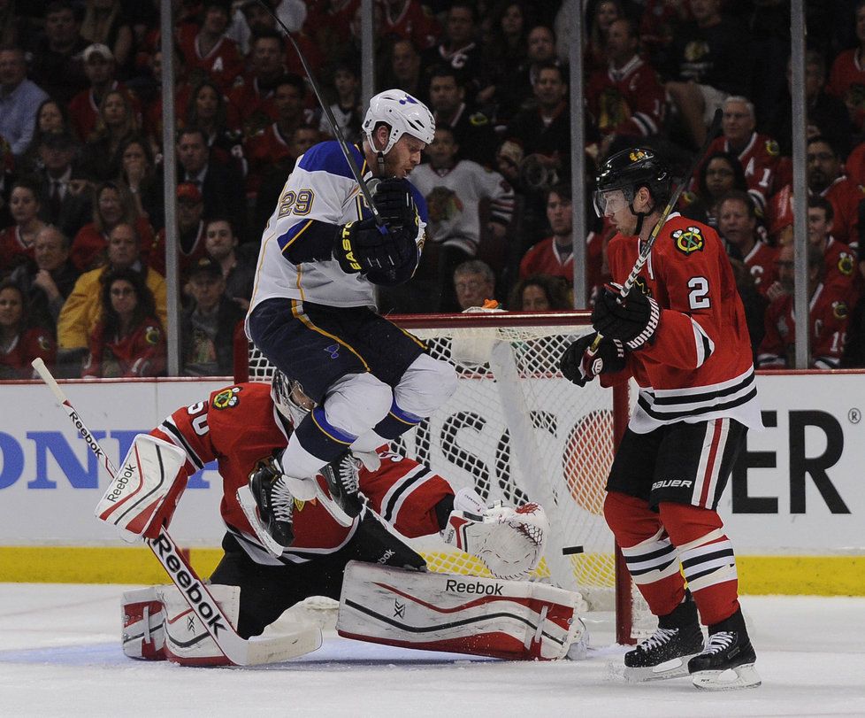 Steve Ott ze St.Louis se snaží clonit brankáři Corey Crawfordovi z Chicaga. Obhájci Stanley Cupu po dvou prohrách na ledě Blues urvali výhru 2:0 a snížili stav série na 1:2.