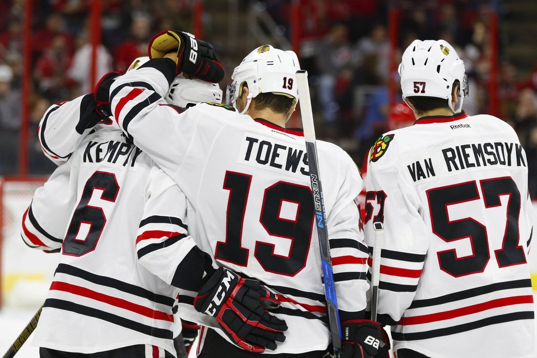 První gól v NHL připravil Kempnému kapitán Jonathan Toews