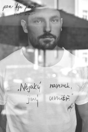 Na tričko, které půjde do charitativní dražby, si Michal Kempný napsal heslo „Nějaký navenek, jiný uvnitř“ a prozradil, jak vidí sám sebe.
