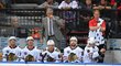 Marc Crawford na střídačce Chicaga během říjnového utkání NHL v Praze