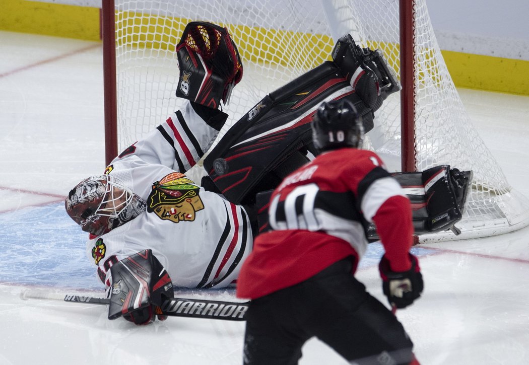 Akrobatický zákrok předvedl v kleci Chicaga brankář Robin Lehner