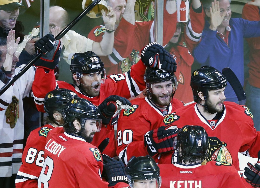 Michal Handzuš (vlevo) se raduje se svými spoluhráči z Chicaga z rozhodujícího gólu v pátém finále Západní konference NHL proti Los Angeles