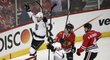 Tanner Pearson z Los Angeles slaví gól do sítě Chicaga v pátém semifinále NHL