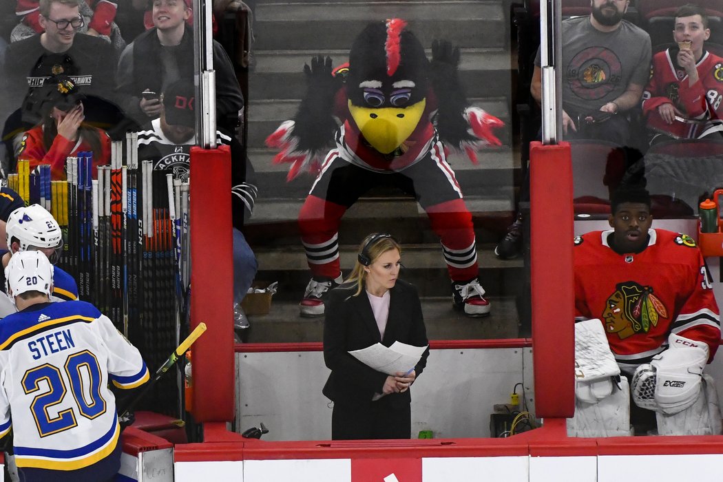 Maskot Chicaga jménem Tommy Hawk se snaží získat pozornost v utkání proti St.Louis