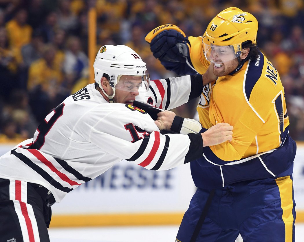 Hvězdní útočníci Jonathan Toews a James Neal shodili rukavice