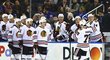 Spoluhráči gratulují nováčku Panarinovi k prvnímu hattricku v NHL