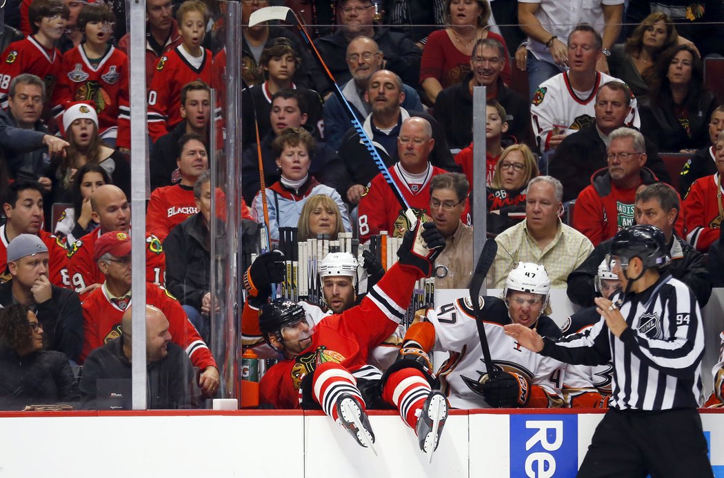 Michal Rozsíval skončil po srážce s bekem Markem Fistricem na střídačce Anaheimu. Nakonec musel se svými Blackhawks spolknout i porážku, o výhře 1:0 pro hosty rozhodl gólem v oslabení útočník Smith-Pelly.