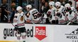 Radost hokejistů Chicaga z branky v zápase proti Seattlu