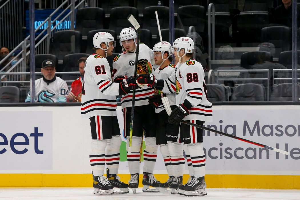 Radost hokejistů Chicaga z branky v zápase proti Seattlu