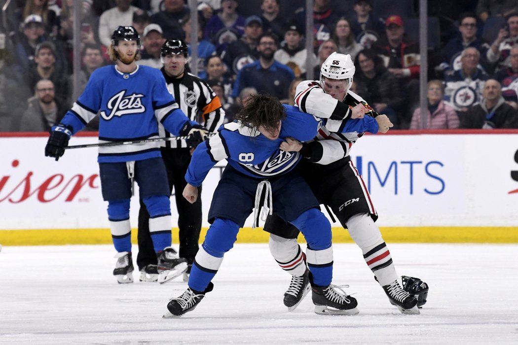 Při své premiéře po výměně z Minnesoty se Nick Seeler za Chicago popral