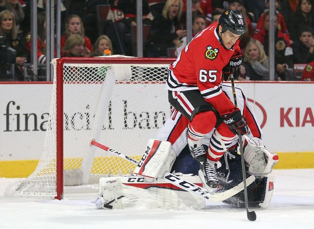 Andrew Shaw stíní brankáři Holtbymu z Washingtonu. Andrew Shaw stíní brankáři Holtbymu z Washingtonu.