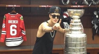 Hanba! Justin Bieber se fotil se Stanley Cupem, fanoušci Chicaga zuří