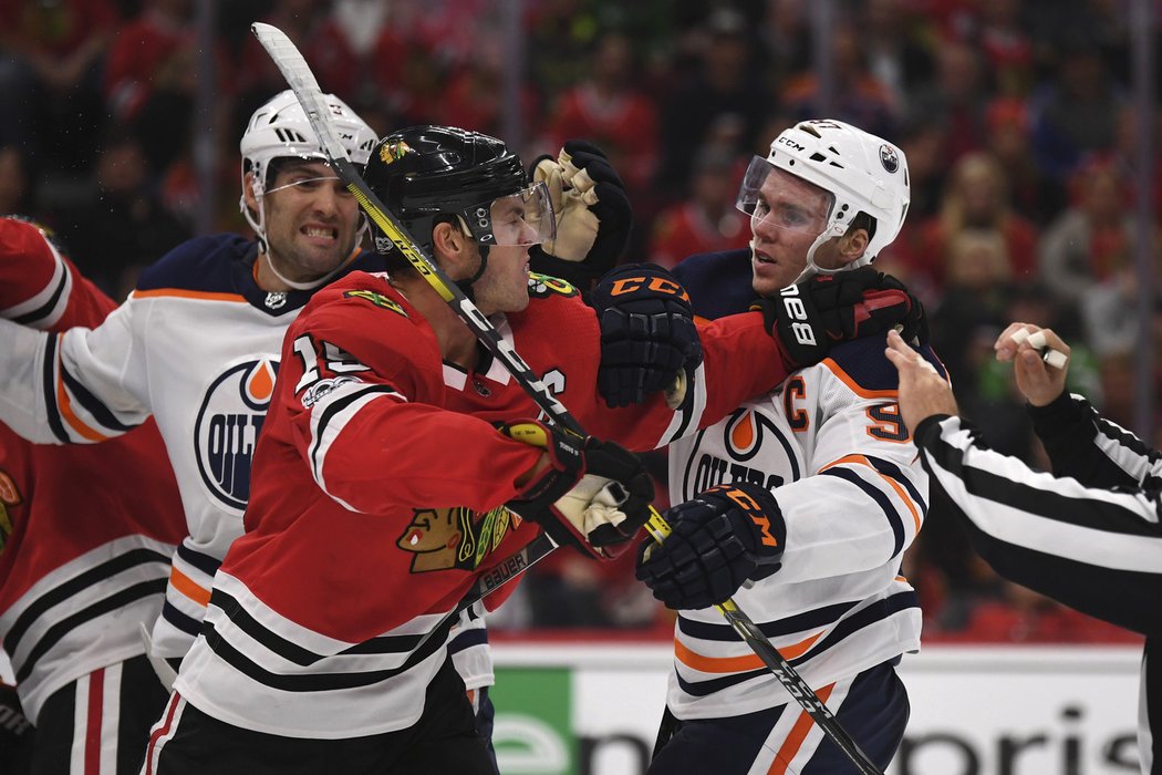 Hvězdy Jonathan Toews a Connor McDavid si právě něco vyříkávají