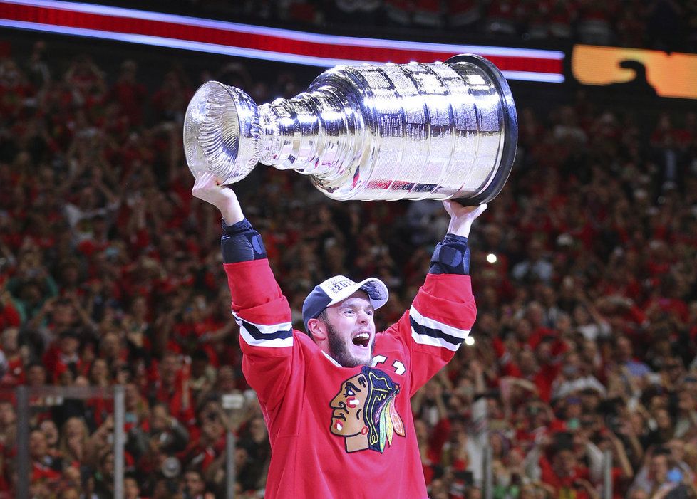 Jonathan Toews potřetí v kariéře zvedl nad hlavu Stanley Cup.