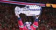 Jonathan Toews potřetí v kariéře zvedl nad hlavu Stanley Cup.