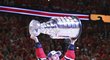 Jonathan Toews potřetí v kariéře zvedl nad hlavu Stanley Cup.