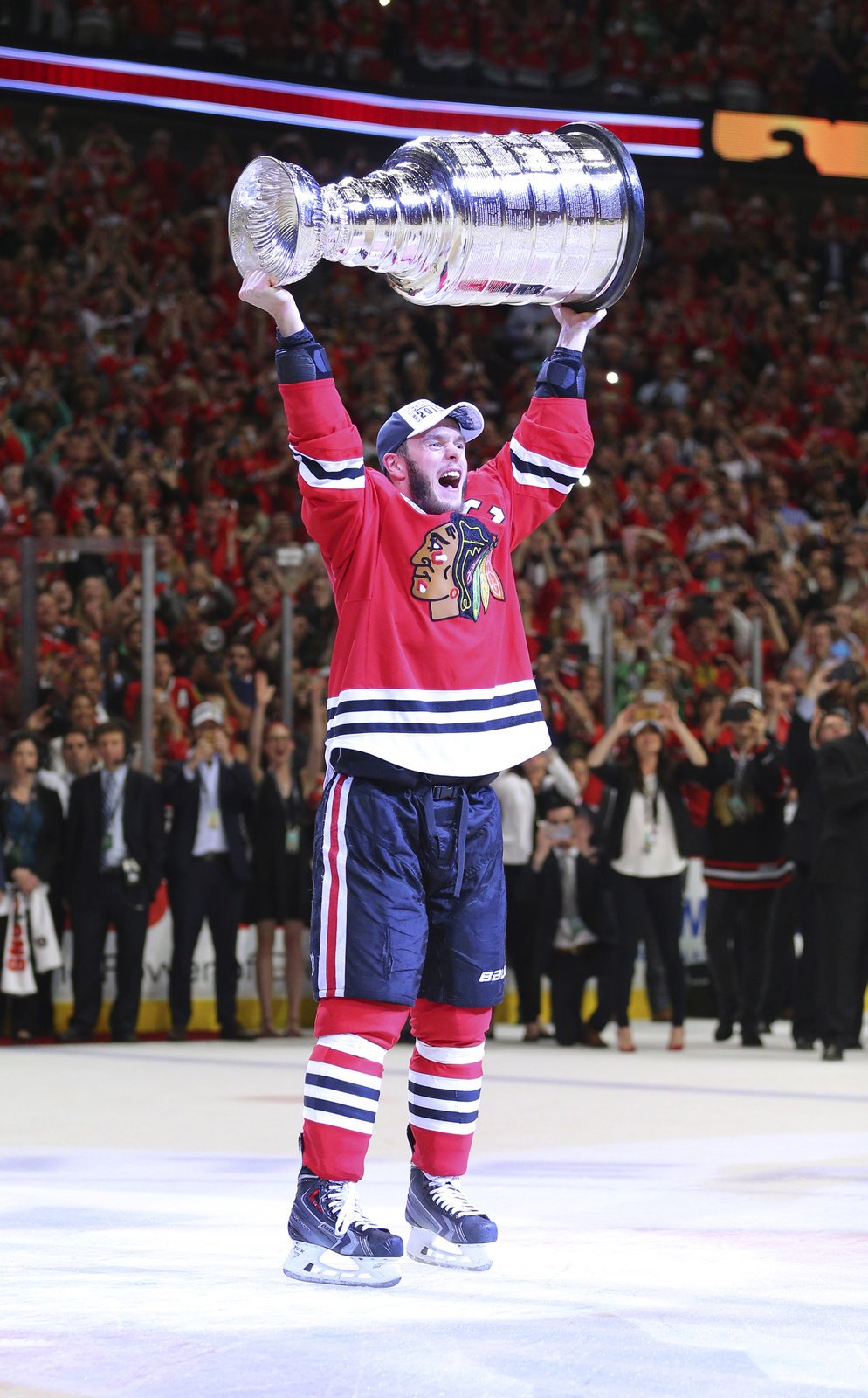 Jonathan Toews potřetí v kariéře zvedl nad hlavu Stanley Cup.