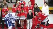 Jill Mikitová, žena v srpnu zesnulé legendy Stana Mikity, vhodila slavnostní buly před zápasem s Torontem