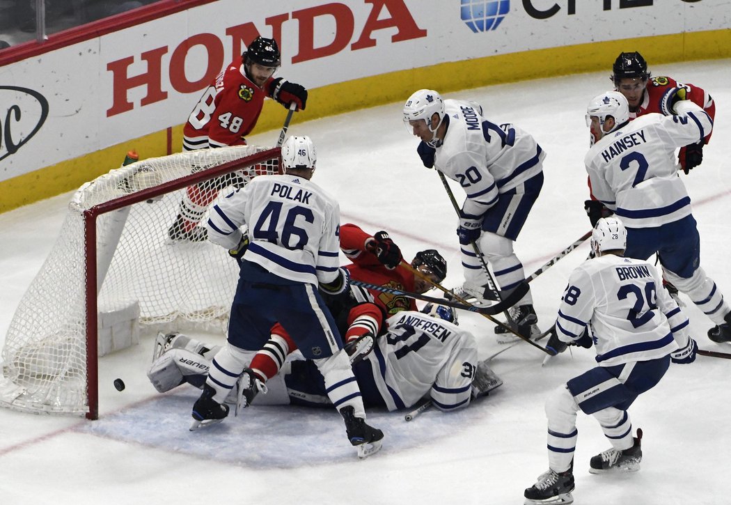 Roman Polák sleduje puk padající do sítě Maple Leafs