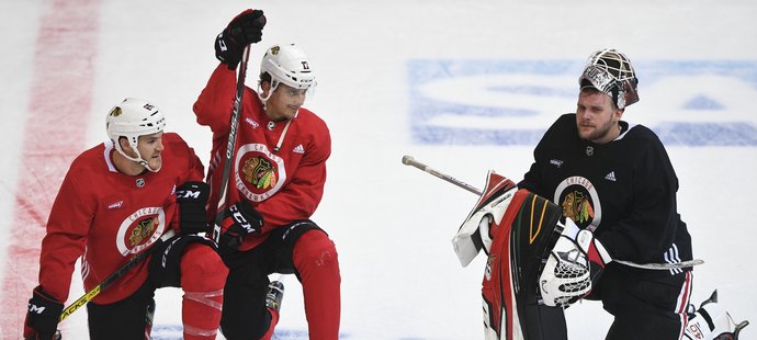 Andrew Shaw, Dylan Strome a Robin Lehner na tréninku v Praze