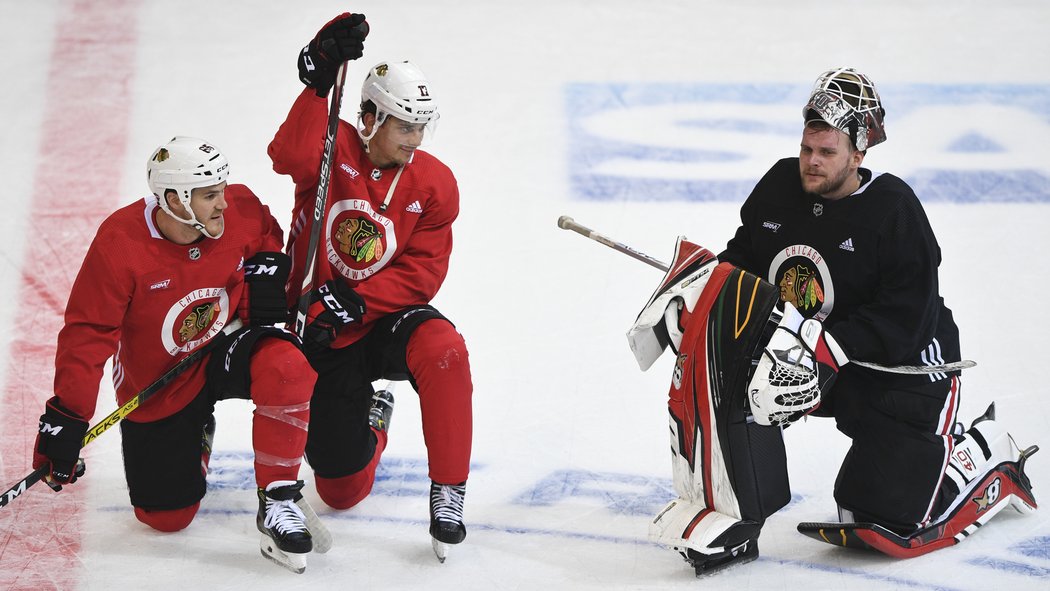 Andrew Shaw, Dylan Strome a Robin Lehner na tréninku v Praze