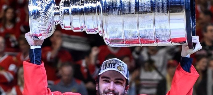 Trevor van Riemsdyk slaví se Stanley Cupem.