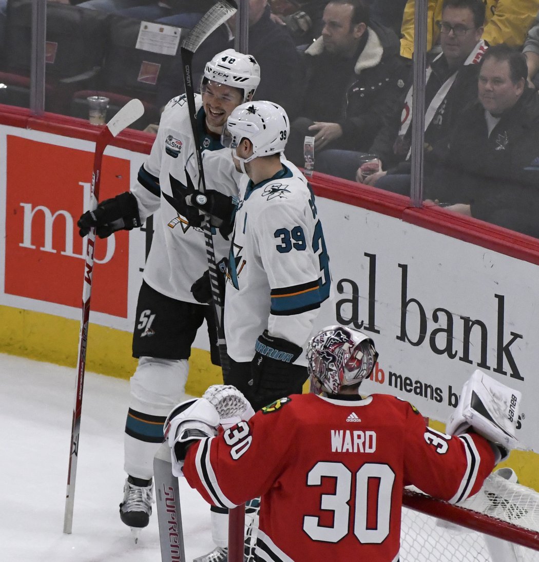 Tomáš Hertl i Logan Couture dali proti Chicagu každý jeden gól