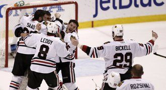 Chicago slaví Stanley Cup! Boston ztratil zápas za 17 vteřin