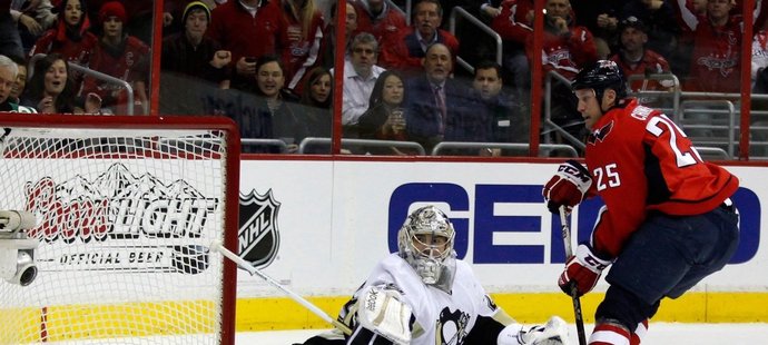 Jason Chimera v NHL válí v dresu Washingtonu, při premiéře za Chomutov rozhodl vítězným nájezdem