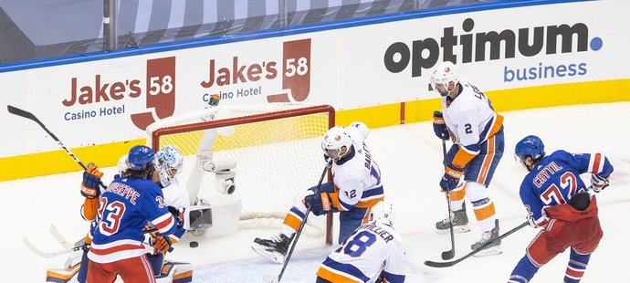 Filip Chytil v Torontu zkorigoval výsledek při prohře Rangers v newyorském derby s Islanders 1:2.