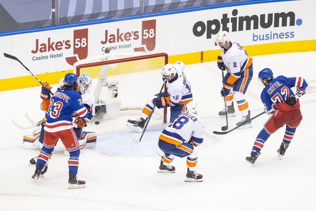 Filip Chytil v Torontu zkorigoval výsledek při prohře Rangers v newyorském derby s Islanders 1:2.