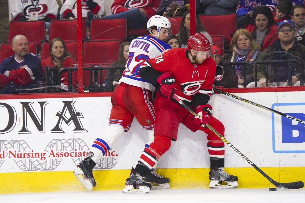 Filip Chytil pomohl New Yorku Rangers k úspěchu 2:1 na ledě Caroliny.