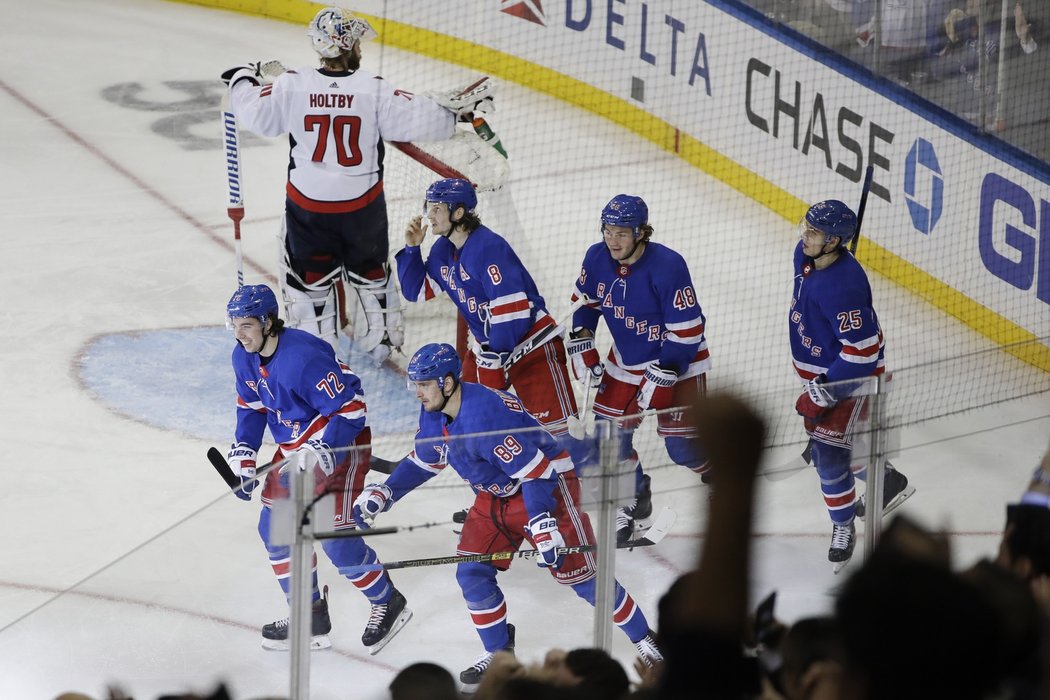 Filip Chytil připravil v NHL jeden gól New Yorku Rangers, který doma porazil Washington 4:1. Český útočník bodoval v pátém z posledních šesti utkání.