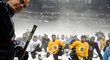 Hokejisté Kings naslouchají pokynům na tréninku v Šanghaji