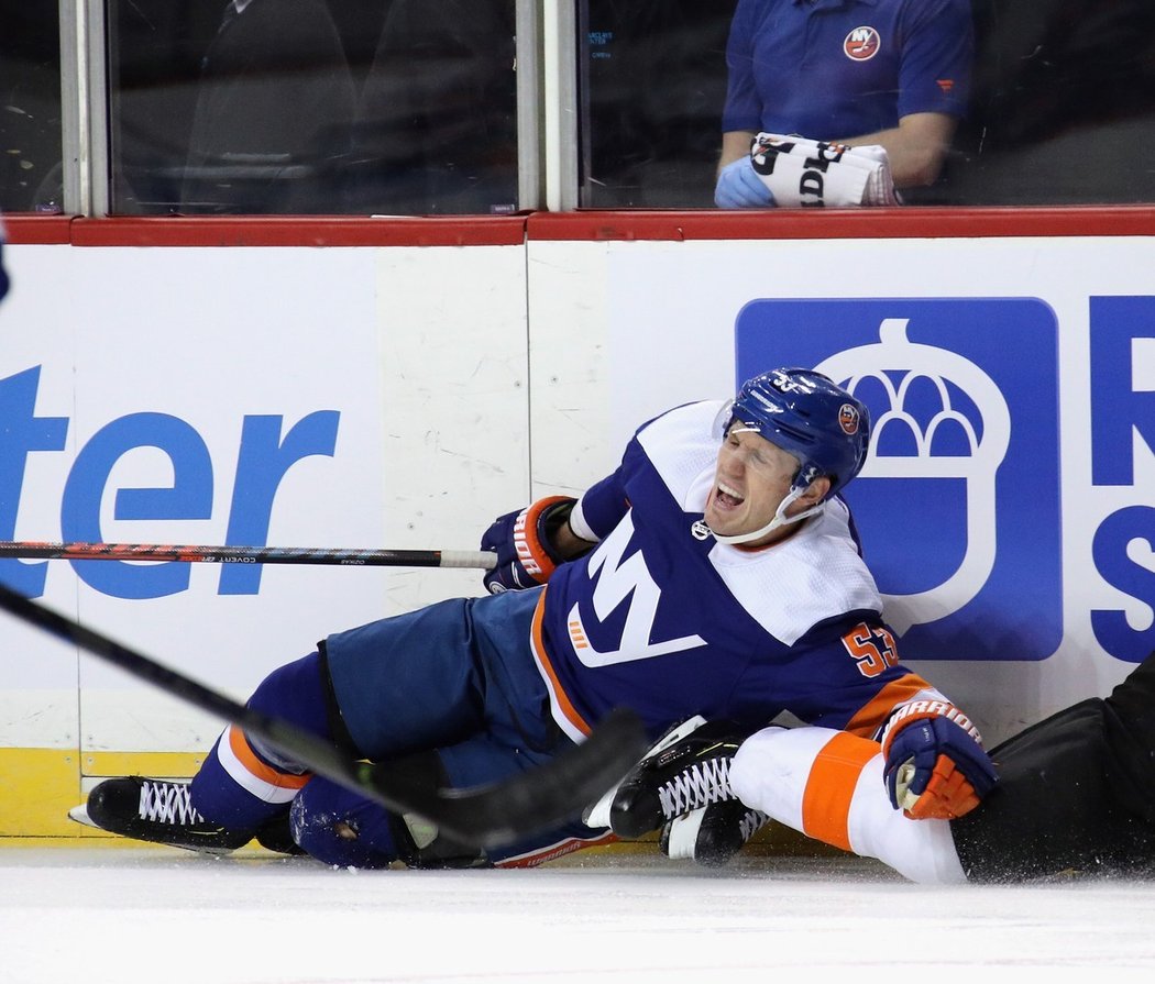 Casey Cizikas dře na centru čtvrté lajny, jeho ice time nepřesahuje 13 minut, sráží se. Hráče Lightning počastoval už deseti hity, jeho slovo má v kabině váhu, aby ne když je čtvrtým nejdéle sloužícím hráčem Islanders (534 utkání).