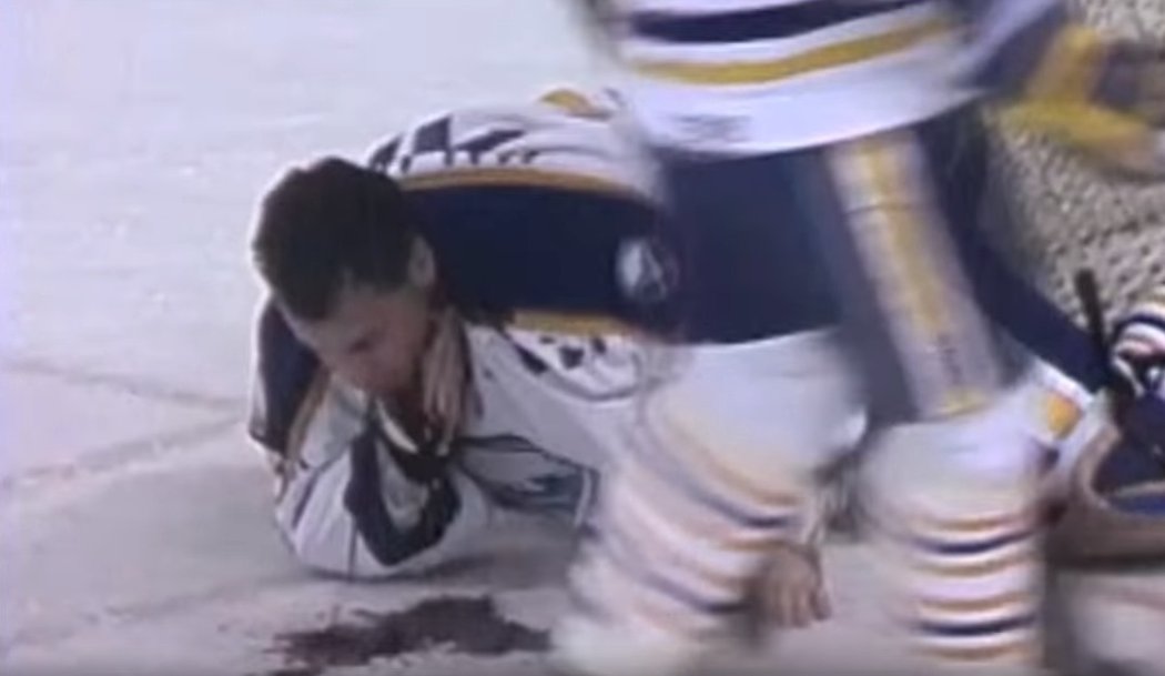 Psal se rok 1989 a čerstvá posila Sabres Clint Malarchuk bojovala o život.