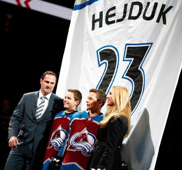 Milan Hejduk se jako druhý český hokejista dočkal pocty v podobě vyřazení svého čísla klubem NHL