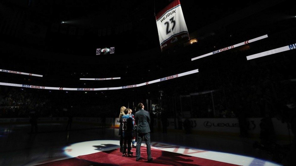 Před sobotním duelem Colorada s Minnesotou vyvěsili Avalanche Hejdukovu třiadvacítku ke stropu denverské haly Pepsi Center.