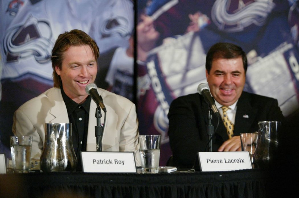 Největším úlovkem GM Colorada Pierra Lacroixe (vpravo) se stal legendární brankář Patrick Roy, který Avalanche vychytal dva Stanley Cupy