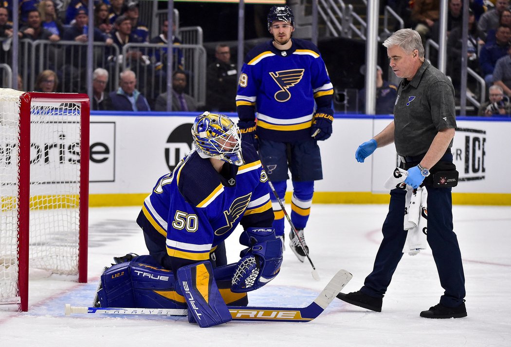 Jordan Binnington se v zápase s Coloradem zranil