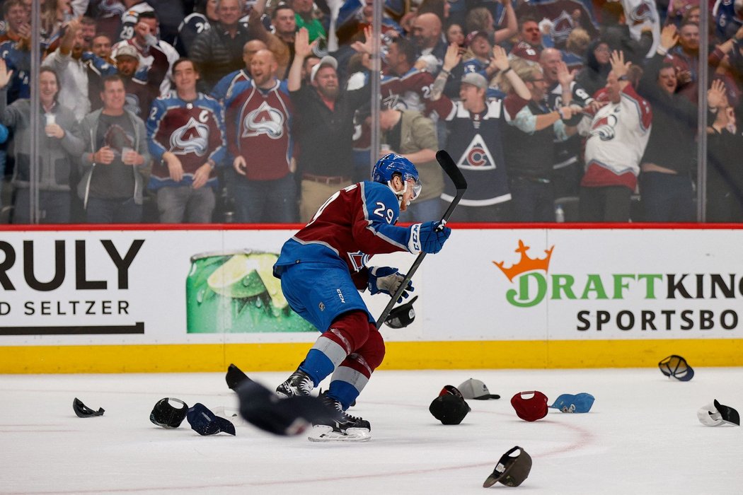 Hvězdný útočník Colorada Nathan MacKinnon vstřelil proti St. Louis hattrick, ale na výhru v utkání play off NHL to nestačilo