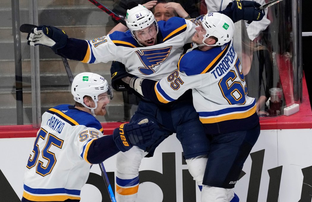 Radost hokejistů St. Louis poté, co v play off NHL otočili utkání s Coloradem a odvrátili vyřazení