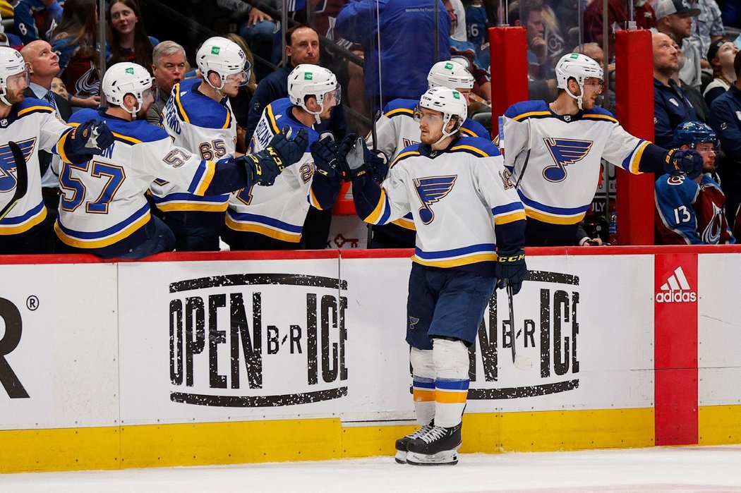 Radost hokejistů St. Louis poté, co v play off NHL otočili utkání s Coloradem a odvrátili vyřazení