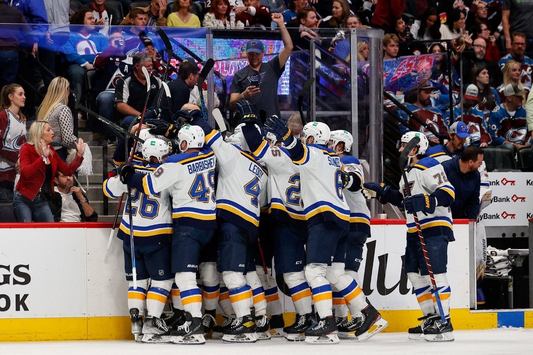 Radost hokejistů St. Louis poté, co v play off NHL otočili utkání s Coloradem a odvrátili vyřazení