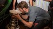 Brankář Pavel Francouz si při oslavách v Plzni vychutnal pivo ze Stanley Cupu