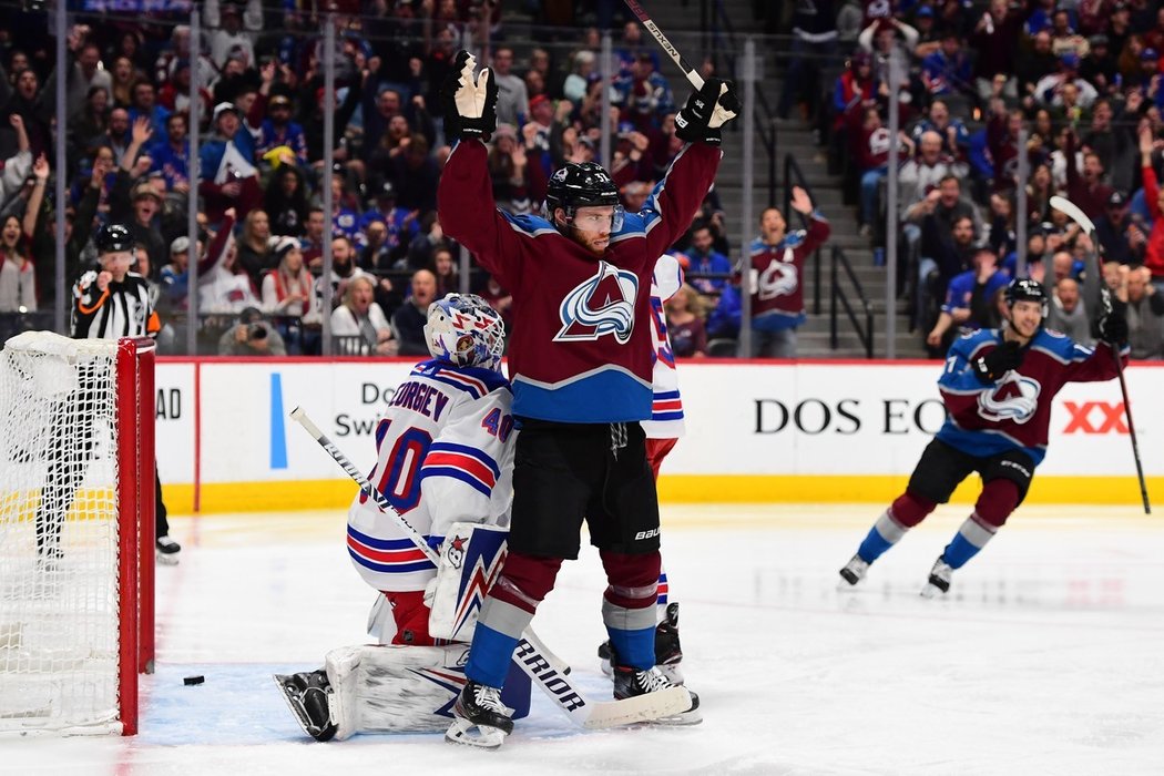 Prodloužení mezi Coloradem a New York Rangers rozhodl v 63. minutě J.T. Compher.