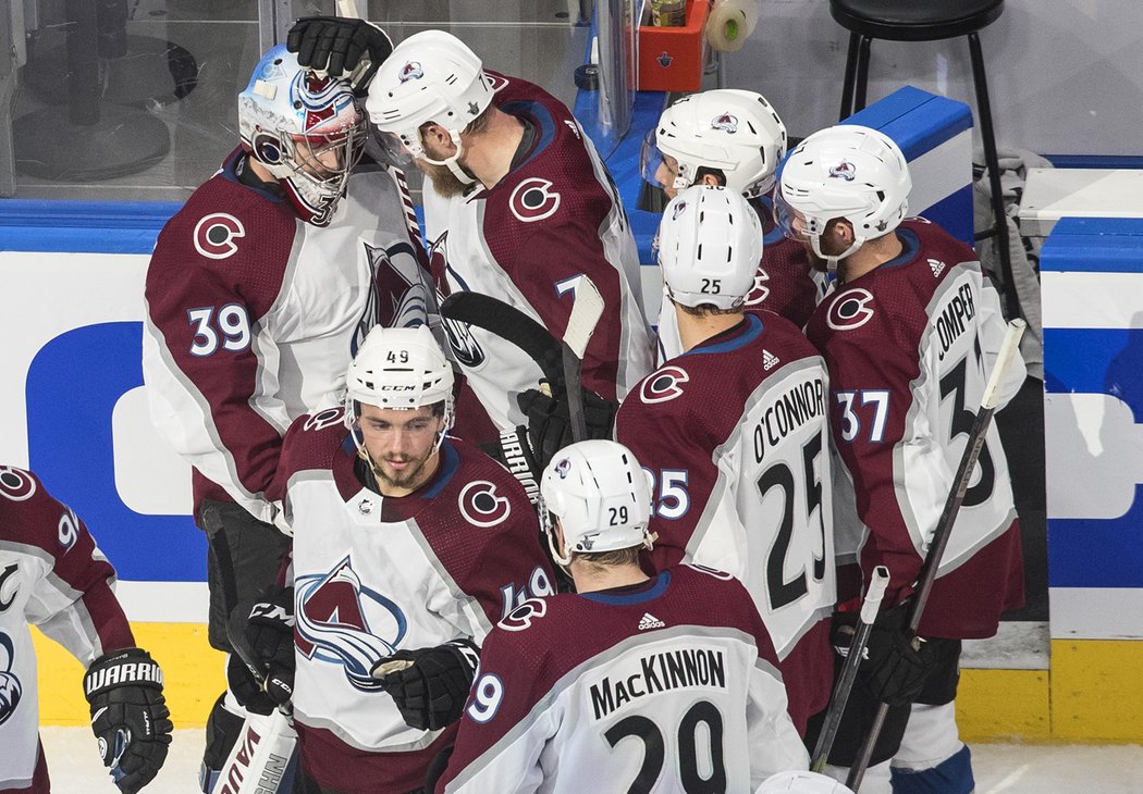 Pavel Francouz si připsal v NHL první výhru v play off, poté co Colorado i díky jeho 33 zásahům zdolalo Dallas 6:4 a snížilo stav série na 1:2.