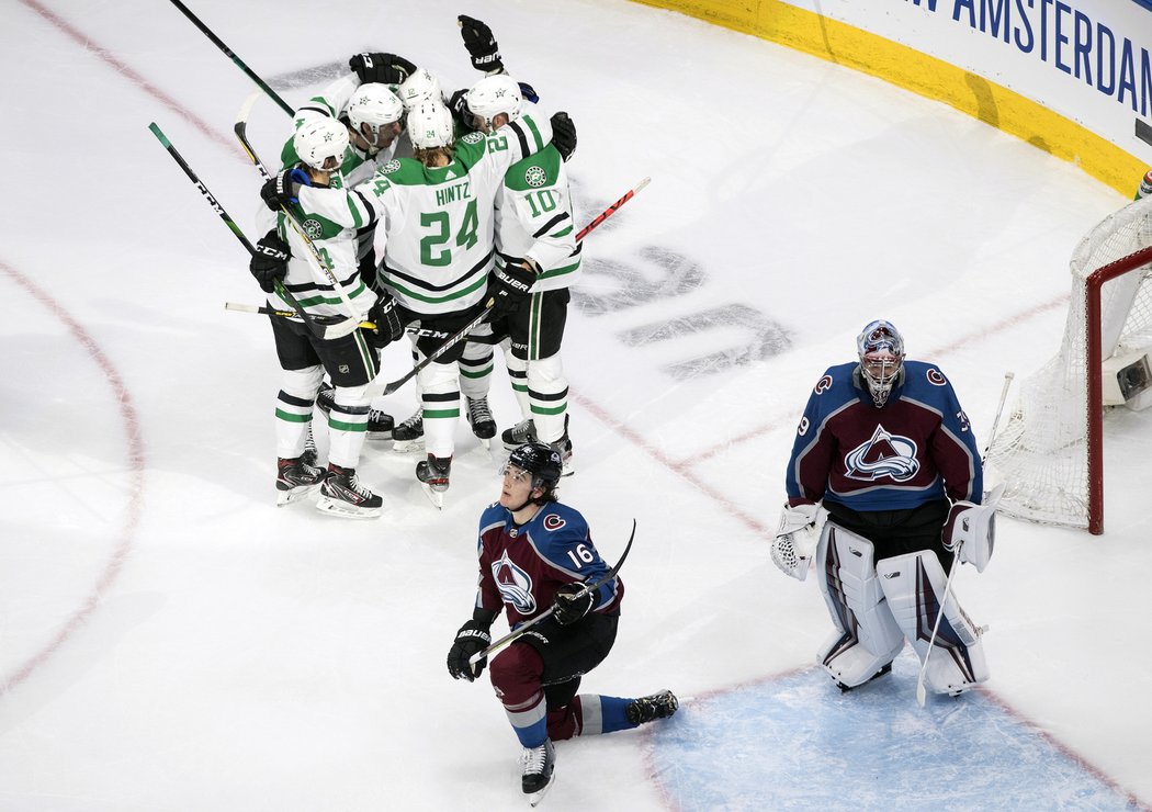 Radek Faksa překonal Pavla Francouze v brance Colorada a pomohl Dallasu k vítězství 5:2. Hráči Stars vyhráli i druhý zápas v sérii.